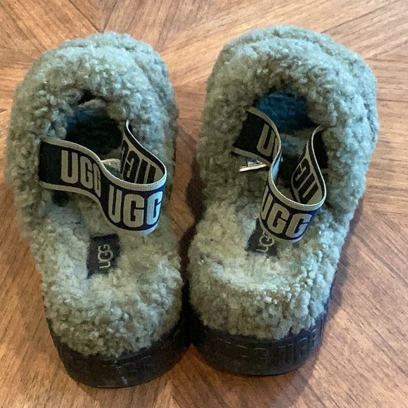 UGG Fluffita Slippers EUC - Picture 3 of 5
